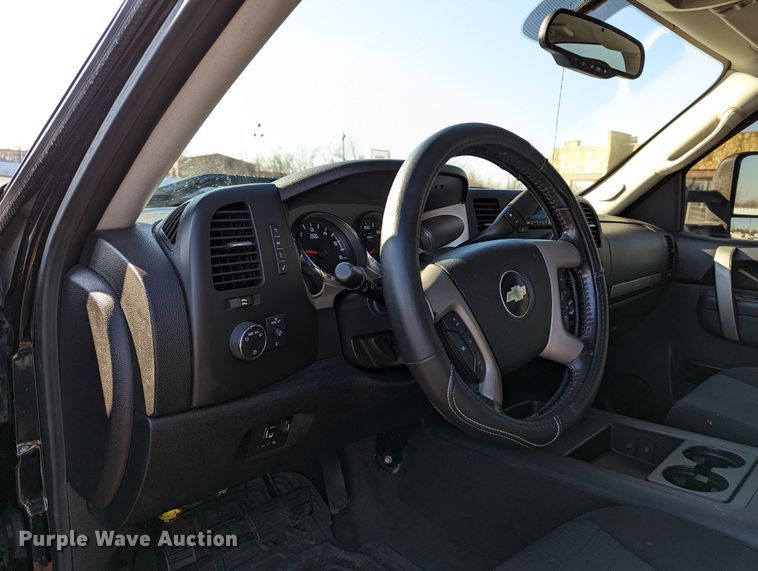 image for item LF9561 2010  Chevrolet Silverado 2500HD LT  Crew Cab pickup truck