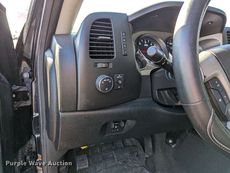 image for item LF9561 2010  Chevrolet Silverado 2500HD LT  Crew Cab pickup truck