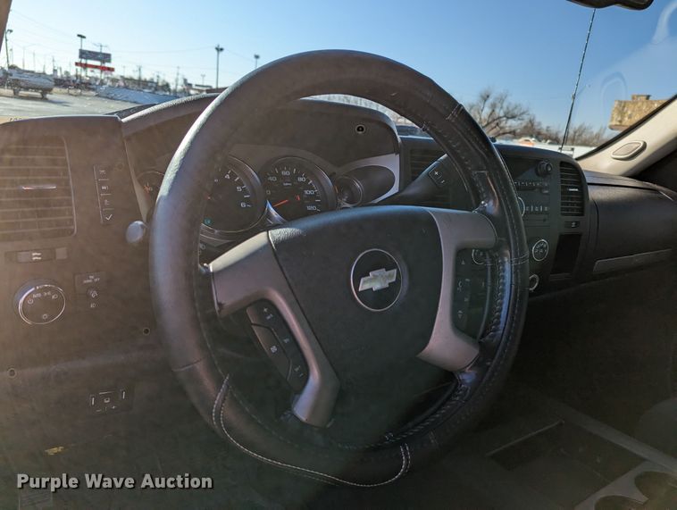 image for item LF9561 2010  Chevrolet Silverado 2500HD LT  Crew Cab pickup truck