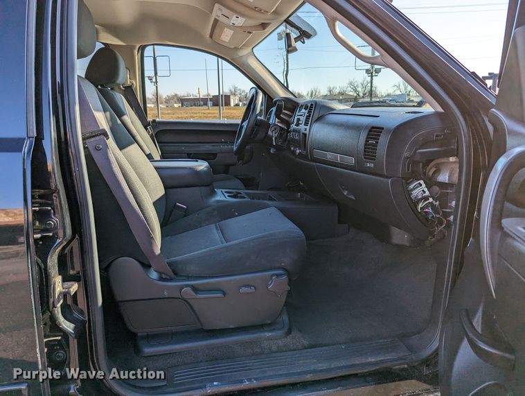 image for item LF9561 2010  Chevrolet Silverado 2500HD LT  Crew Cab pickup truck