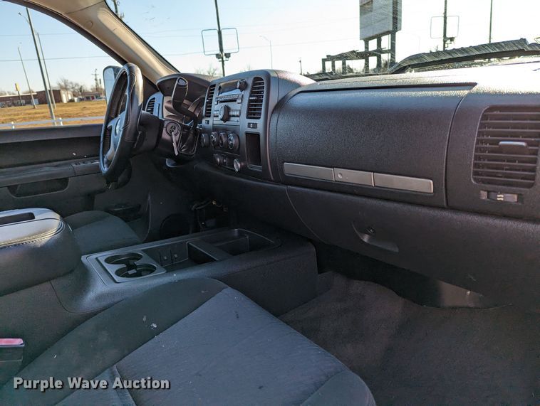 image for item LF9561 2010  Chevrolet Silverado 2500HD LT  Crew Cab pickup truck