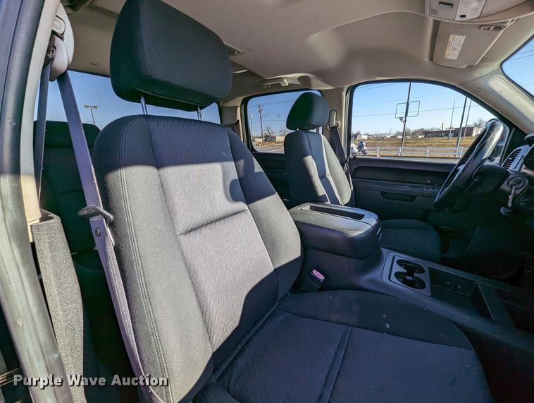 image for item LF9561 2010  Chevrolet Silverado 2500HD LT  Crew Cab pickup truck