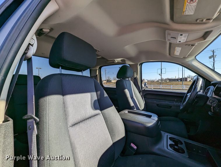 image for item LF9561 2010  Chevrolet Silverado 2500HD LT  Crew Cab pickup truck