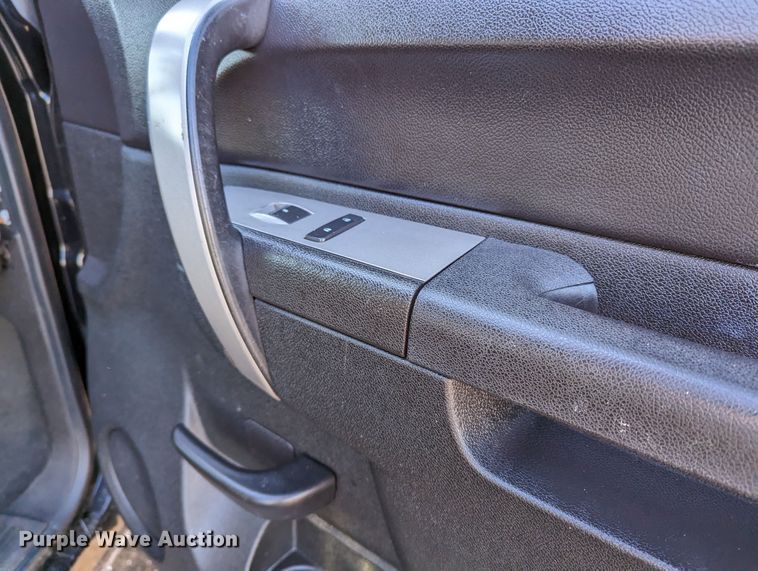 image for item LF9561 2010  Chevrolet Silverado 2500HD LT  Crew Cab pickup truck