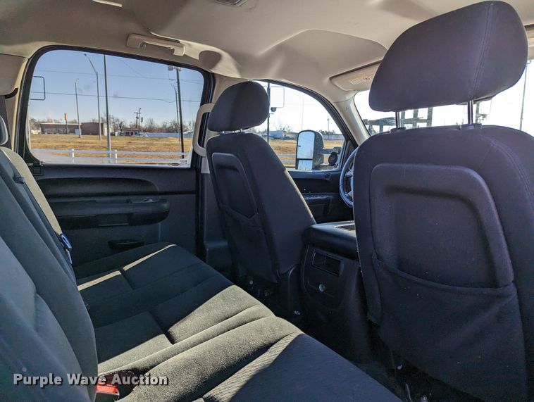 image for item LF9561 2010  Chevrolet Silverado 2500HD LT  Crew Cab pickup truck