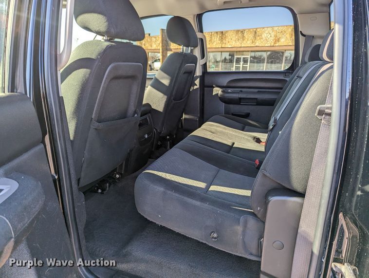 image for item LF9561 2010  Chevrolet Silverado 2500HD LT  Crew Cab pickup truck