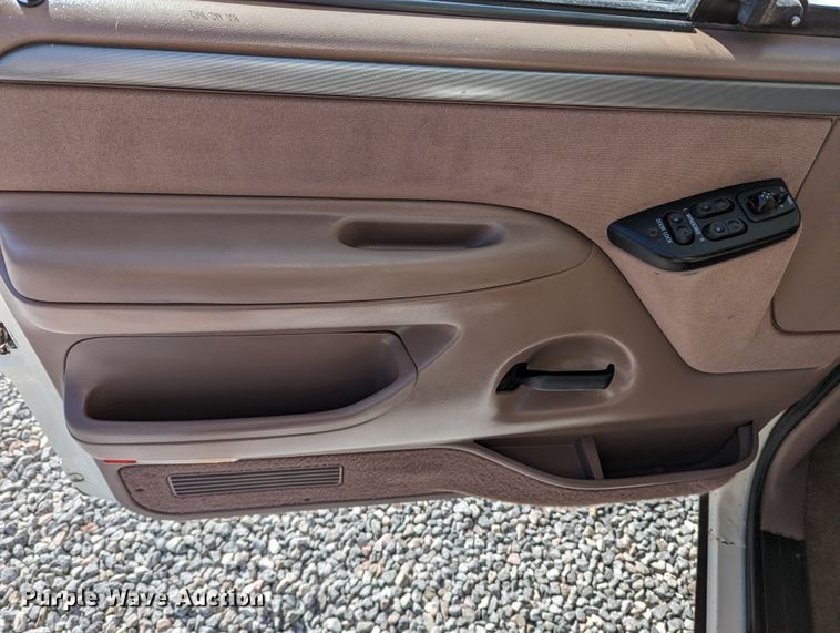 image for item LF9575 1993 Ford F150  pickup truck