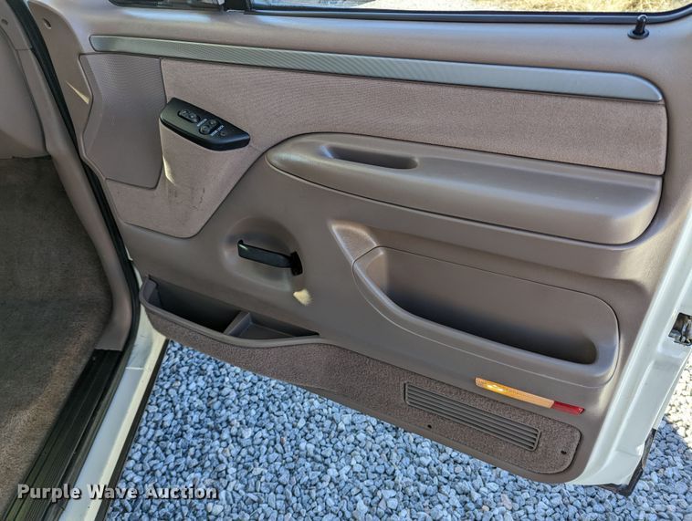 image for item LF9575 1993 Ford F150  pickup truck