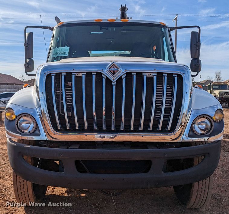 image for item LF9576 2009 International 7400  utility / service truck