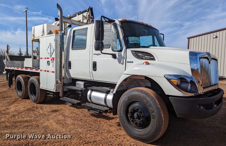 image for item LF9576 2009 International 7400  utility / service truck