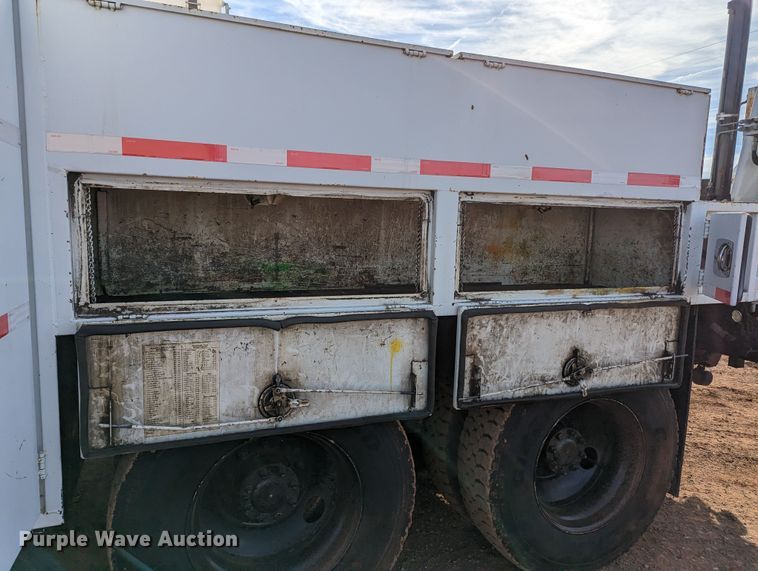 image for item LF9576 2009 International 7400  utility / service truck