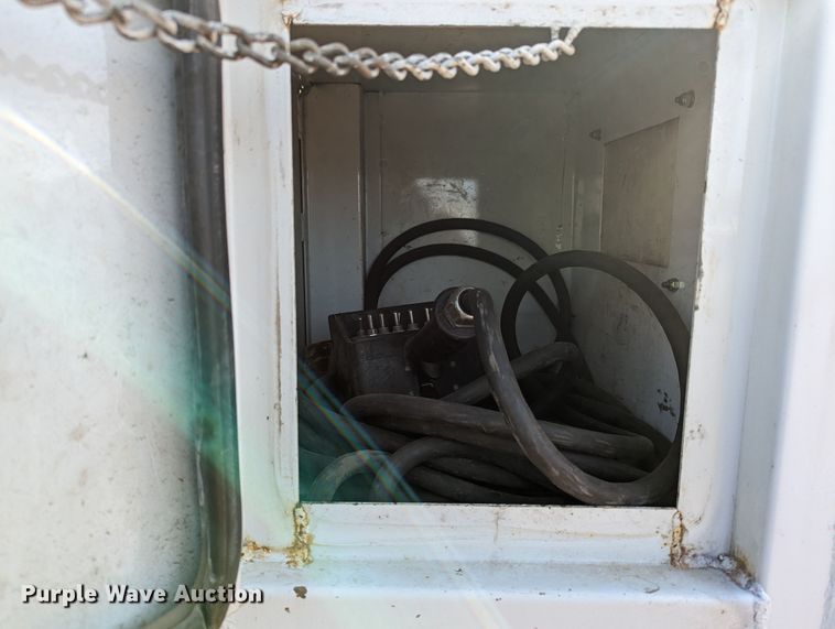 image for item LF9576 2009 International 7400  utility / service truck