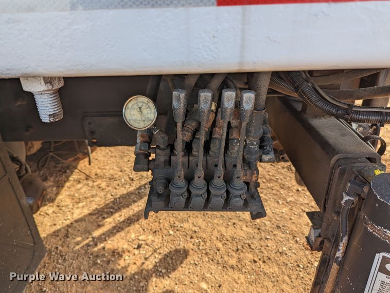 image for item LF9576 2009 International 7400  utility / service truck