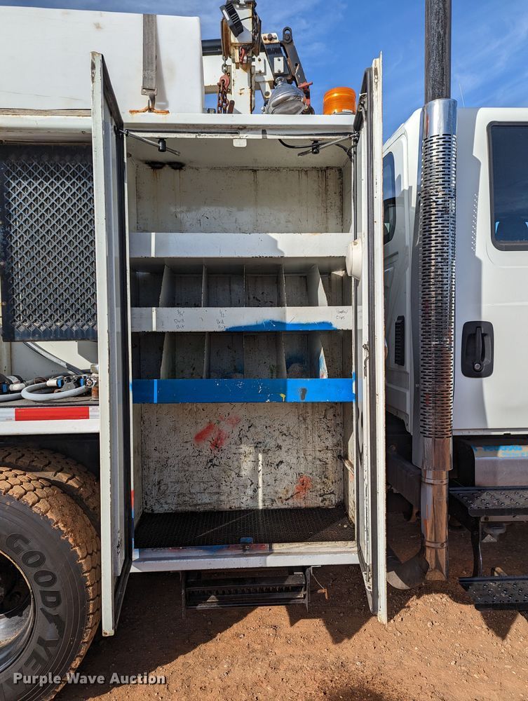 image for item LF9576 2009 International 7400  utility / service truck