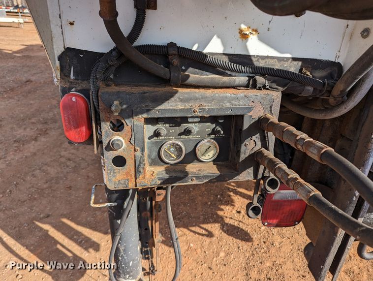 image for item LF9576 2009 International 7400  utility / service truck