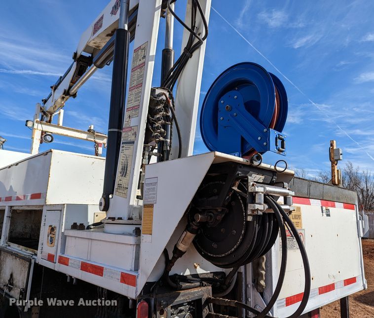 image for item LF9576 2009 International 7400  utility / service truck