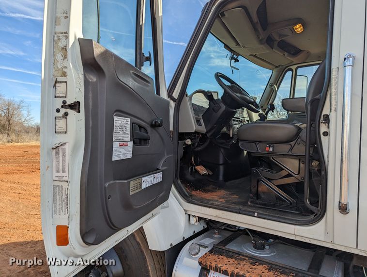 image for item LF9576 2009 International 7400  utility / service truck