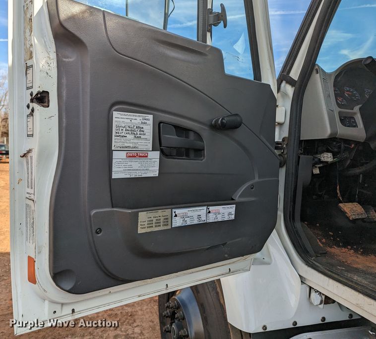 image for item LF9576 2009 International 7400  utility / service truck