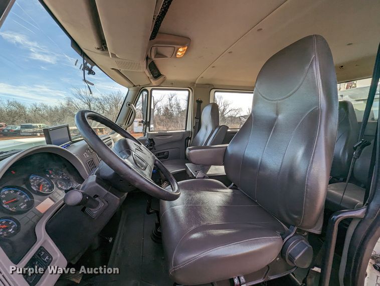 image for item LF9576 2009 International 7400  utility / service truck