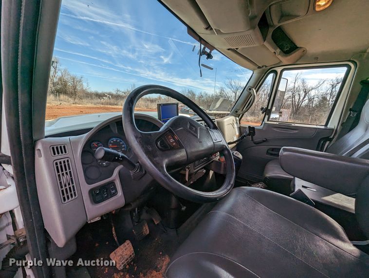 image for item LF9576 2009 International 7400  utility / service truck