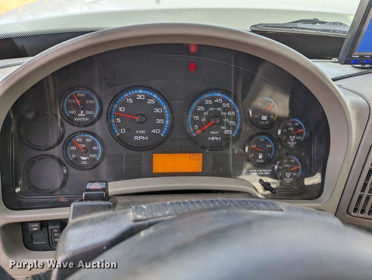 image for item LF9576 2009 International 7400  utility / service truck