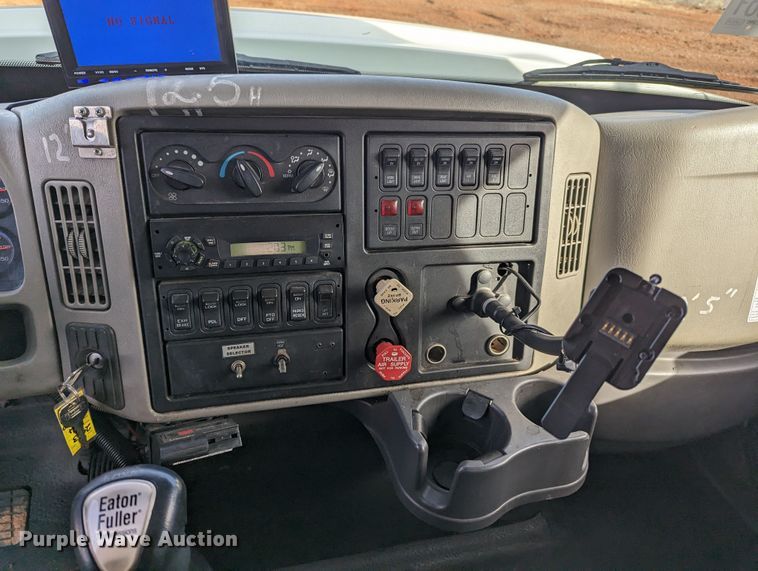 image for item LF9576 2009 International 7400  utility / service truck