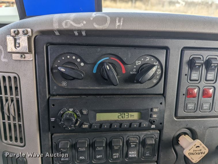 image for item LF9576 2009 International 7400  utility / service truck