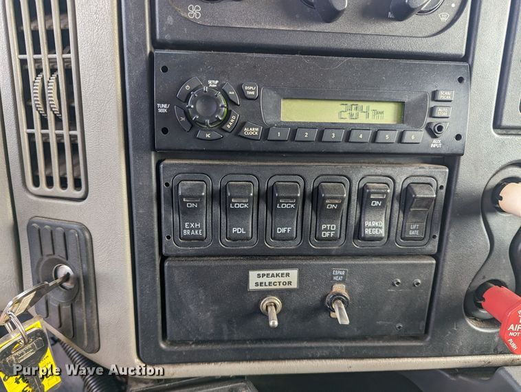 image for item LF9576 2009 International 7400  utility / service truck