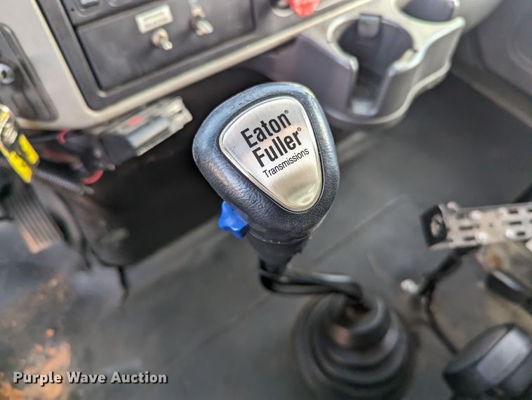 image for item LF9576 2009 International 7400  utility / service truck