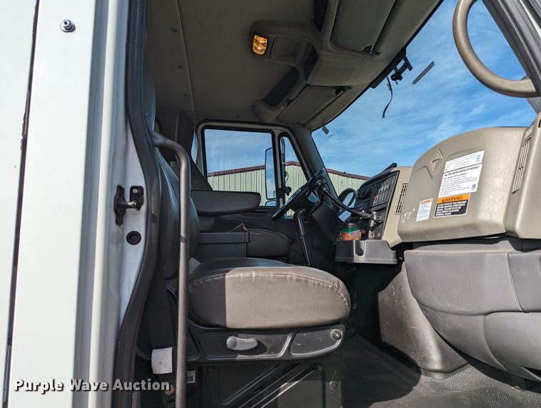 image for item LF9576 2009 International 7400  utility / service truck