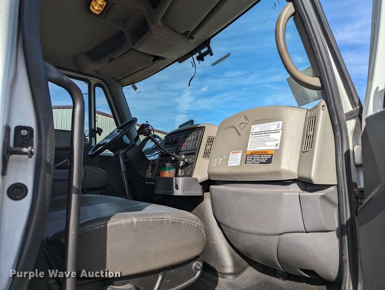 image for item LF9576 2009 International 7400  utility / service truck