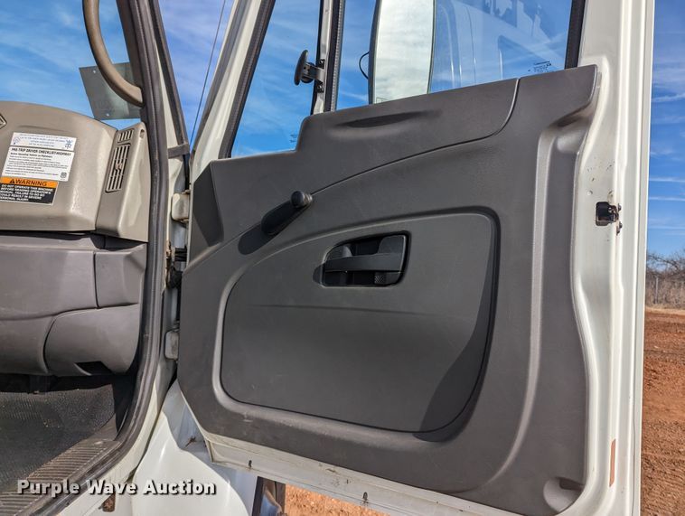 image for item LF9576 2009 International 7400  utility / service truck