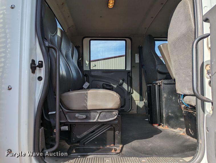 image for item LF9576 2009 International 7400  utility / service truck