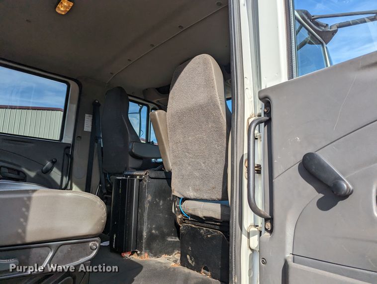 image for item LF9576 2009 International 7400  utility / service truck