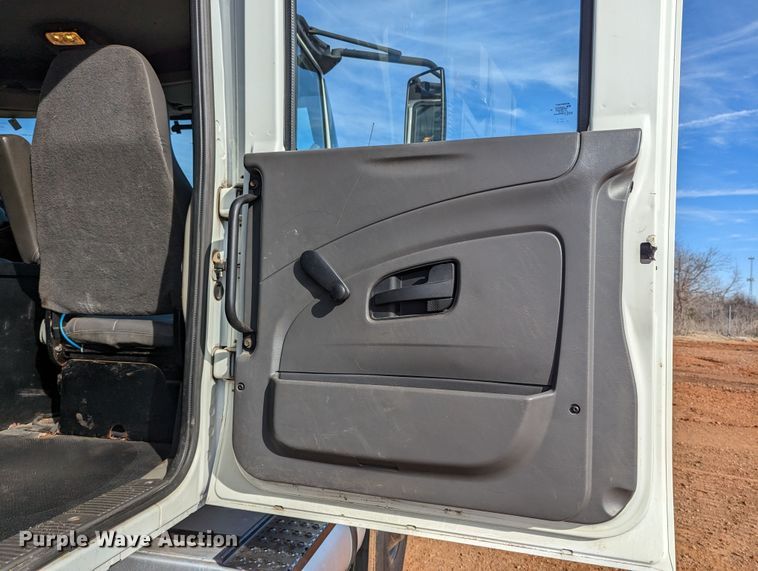 image for item LF9576 2009 International 7400  utility / service truck