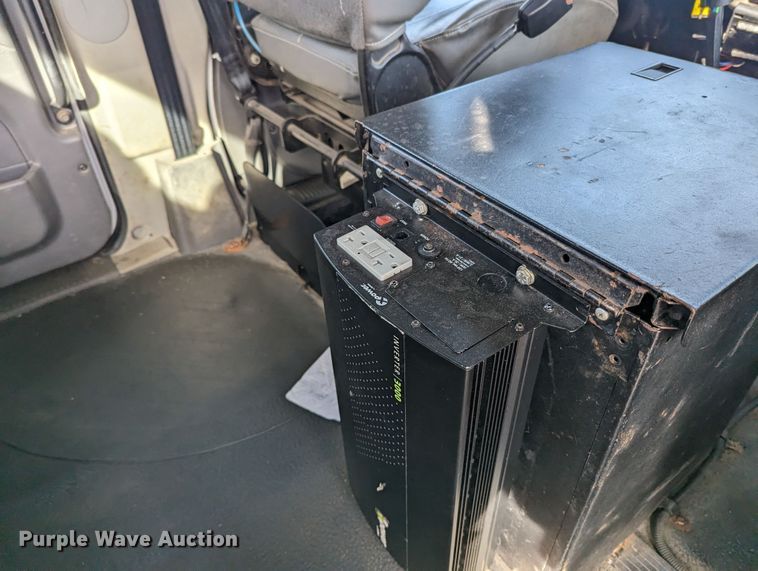 image for item LF9576 2009 International 7400  utility / service truck