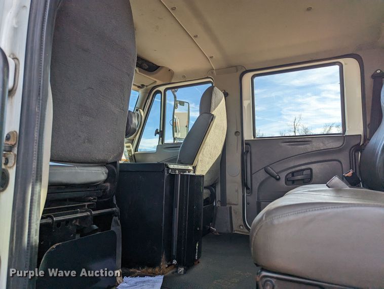 image for item LF9576 2009 International 7400  utility / service truck