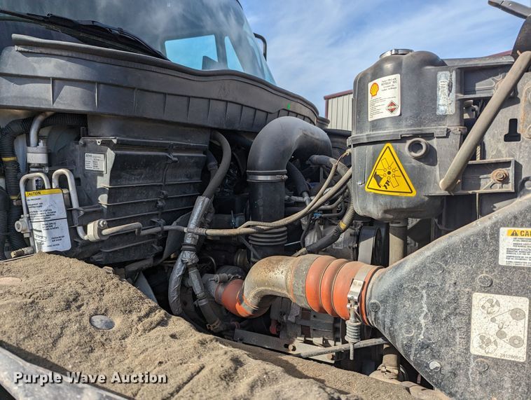 image for item LF9576 2009 International 7400  utility / service truck