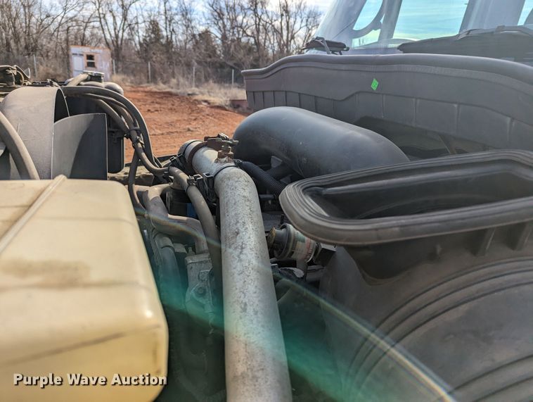 image for item LF9576 2009 International 7400  utility / service truck