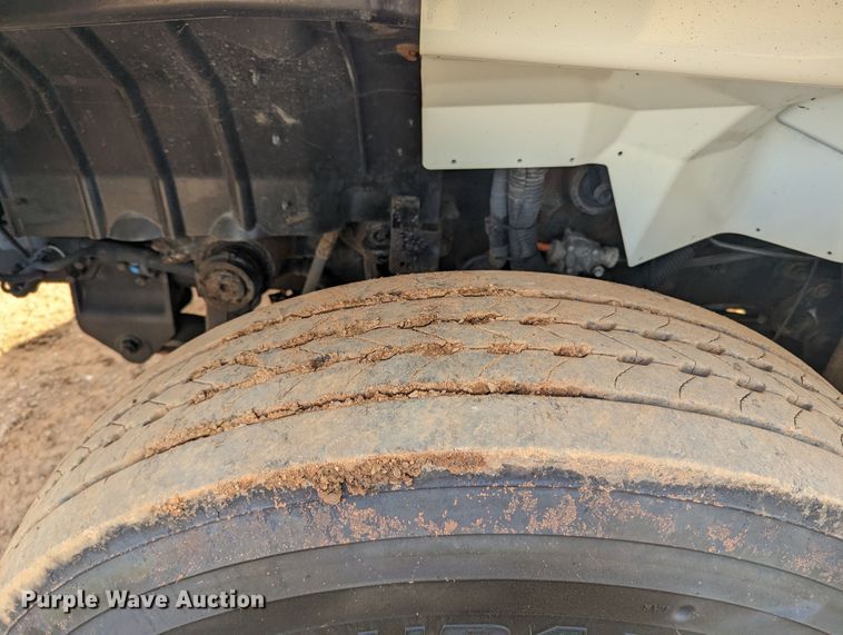 image for item LF9576 2009 International 7400  utility / service truck