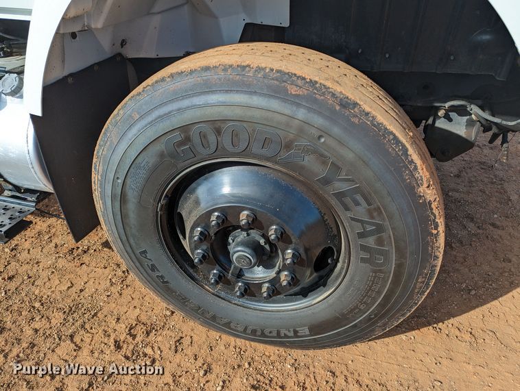 image for item LF9576 2009 International 7400  utility / service truck