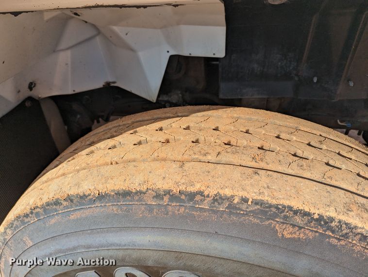 image for item LF9576 2009 International 7400  utility / service truck