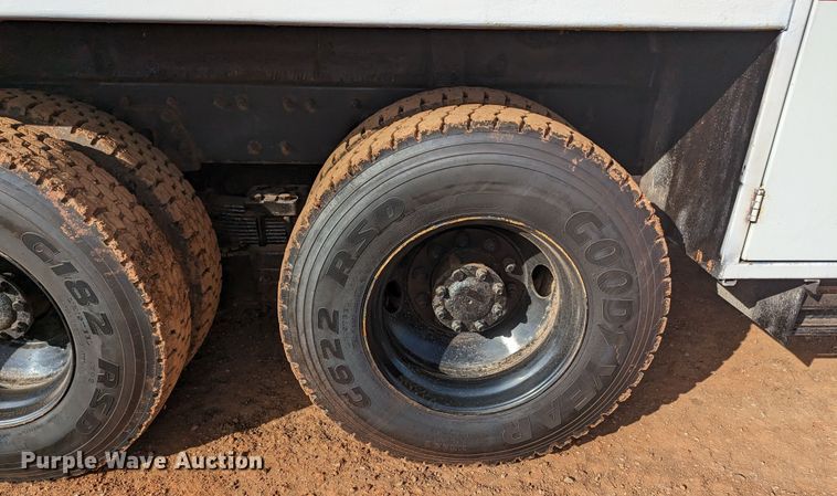 image for item LF9576 2009 International 7400  utility / service truck