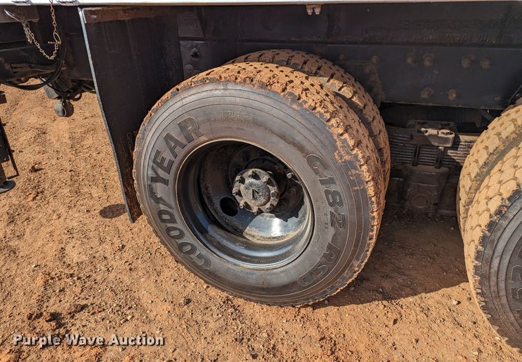 image for item LF9576 2009 International 7400  utility / service truck