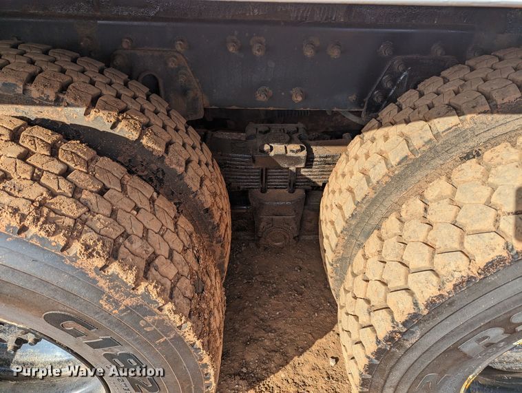 image for item LF9576 2009 International 7400  utility / service truck