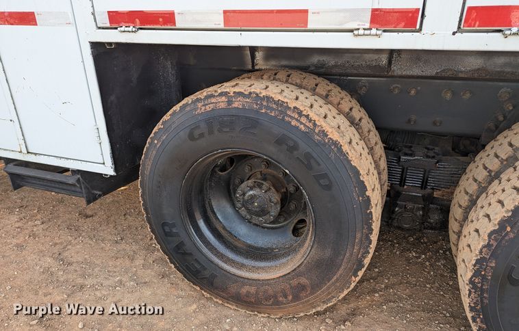 image for item LF9576 2009 International 7400  utility / service truck