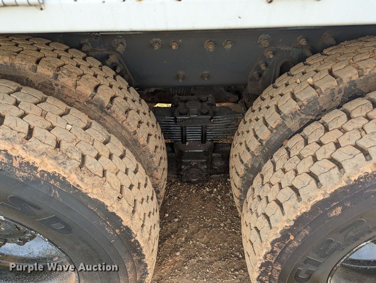 image for item LF9576 2009 International 7400  utility / service truck