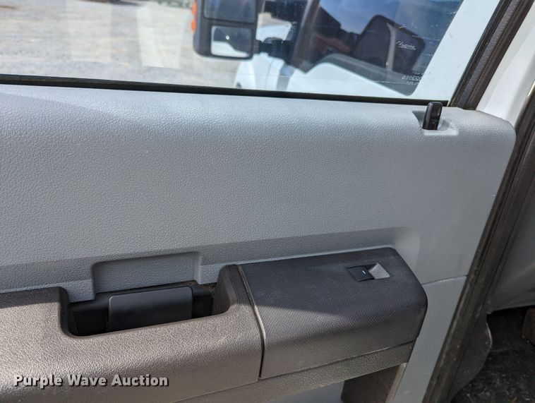 image for item LF9589 2012 Ford F250 Super Duty  Crew Cab pickup truck