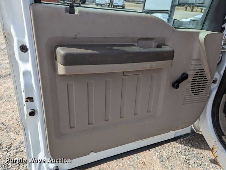 image for item LF9590 2009 Ford F550 Super Duty  truck cab and chassis