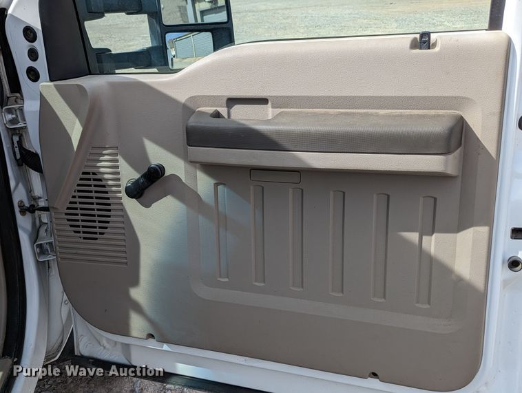 image for item LF9590 2009 Ford F550 Super Duty  truck cab and chassis